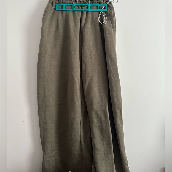 baggy green kaki sweatpants, PRETTYLITTETHINGS - Picture 4 of 4